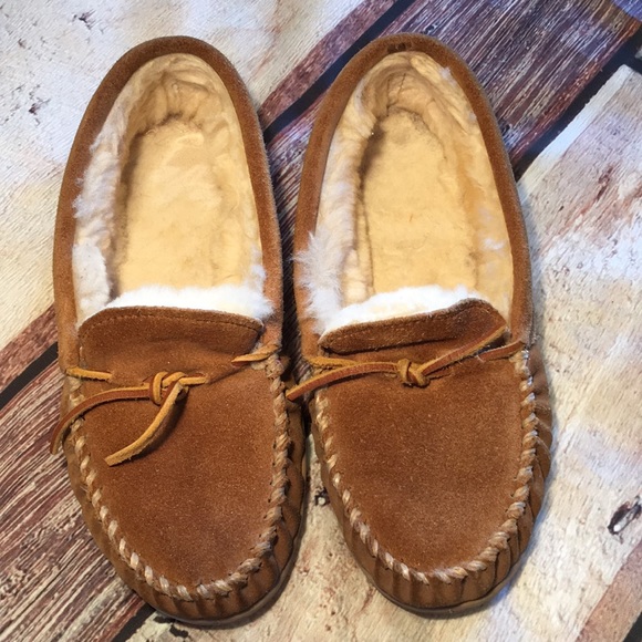 Minnetonka Shoes - Minnetonka Leather Shearling Slippers Size 7